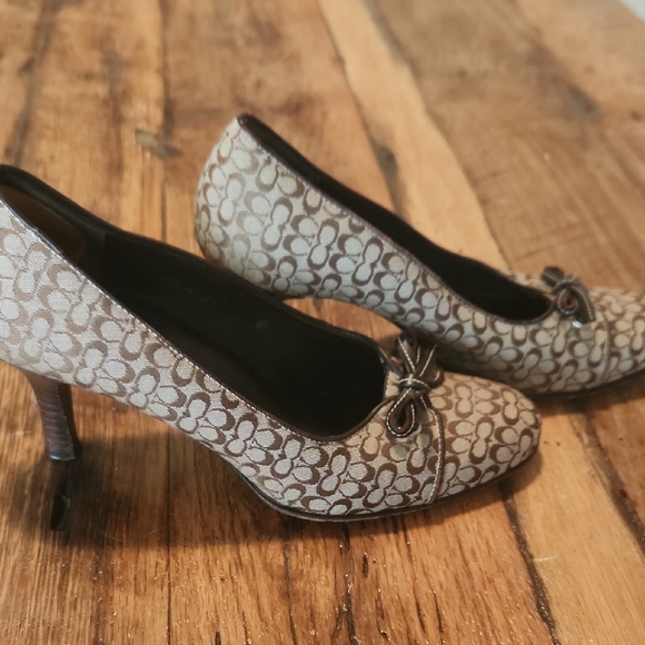 Coach Vintage Brown Patterned Heels with Bow Sz 5 1/2 - Picture 7 of 9